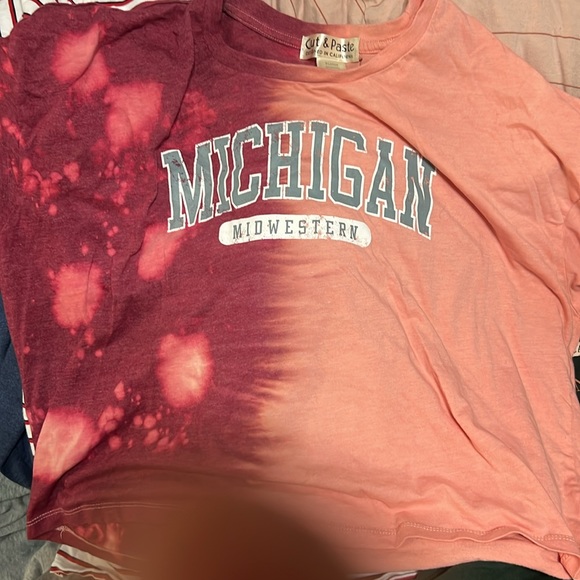 Hi! Im currently cleaning out closet and Im going to be selling some clothes. - Picture 2 of 5